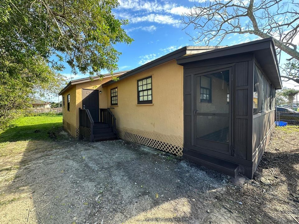 最近售出: $205,000 (3 贝兹, 2 浴室, 1128 平方英尺)