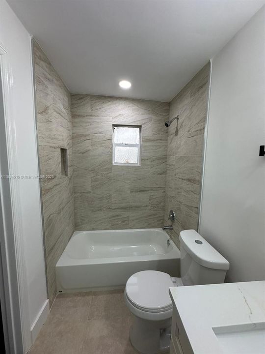 最近售出: $205,000 (3 贝兹, 2 浴室, 1128 平方英尺)