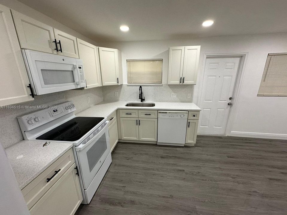 最近售出: $205,000 (3 贝兹, 2 浴室, 1128 平方英尺)