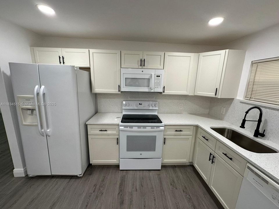 最近售出: $205,000 (3 贝兹, 2 浴室, 1128 平方英尺)