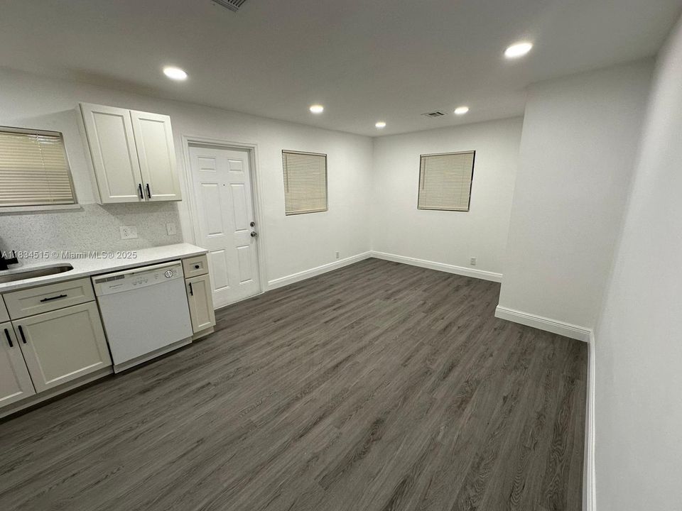 最近售出: $205,000 (3 贝兹, 2 浴室, 1128 平方英尺)