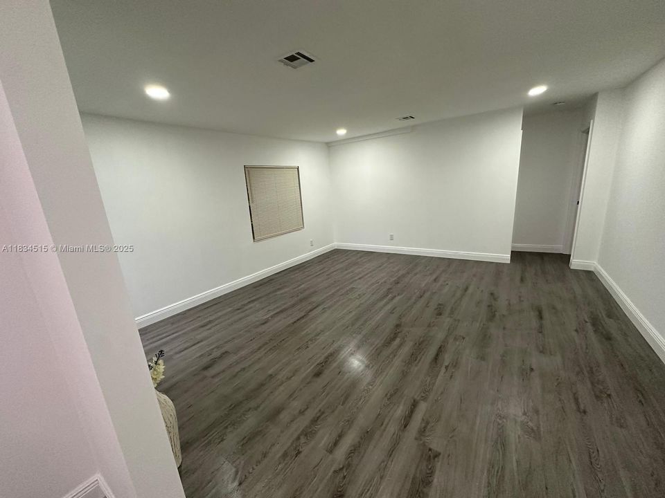 最近售出: $205,000 (3 贝兹, 2 浴室, 1128 平方英尺)