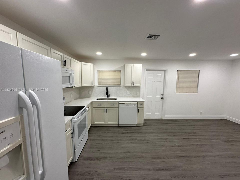 最近售出: $205,000 (3 贝兹, 2 浴室, 1128 平方英尺)