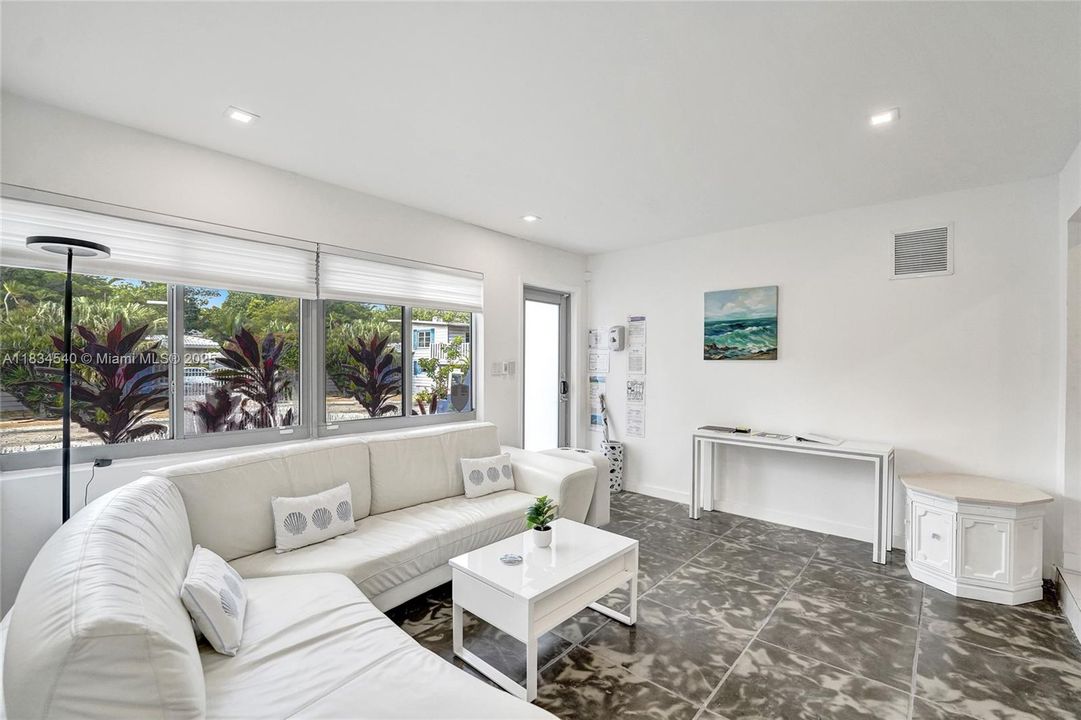 For Rent: $12,000 (4 beds, 2 baths, 1772 Square Feet)