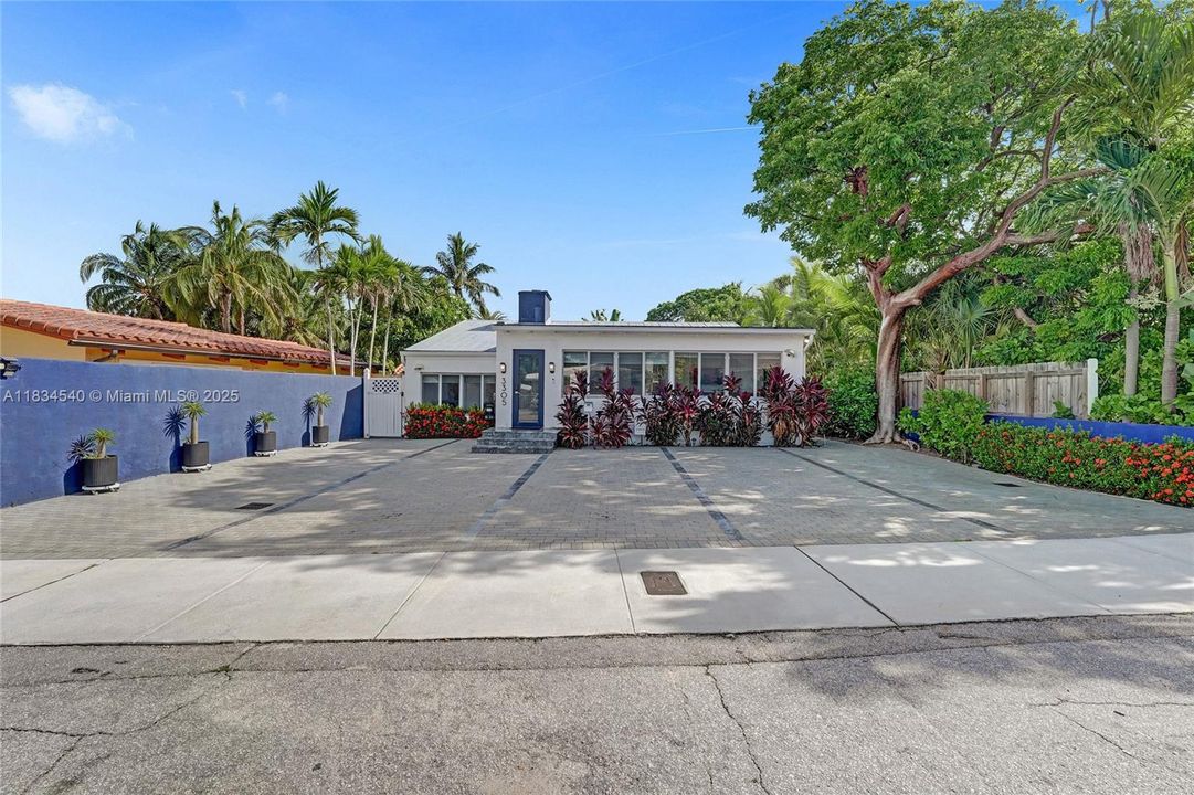 For Rent: $12,000 (4 beds, 2 baths, 1772 Square Feet)