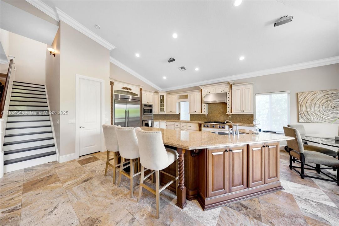 Active With Contract: $2,300,000 (8 beds, 8 baths, 5732 Square Feet)