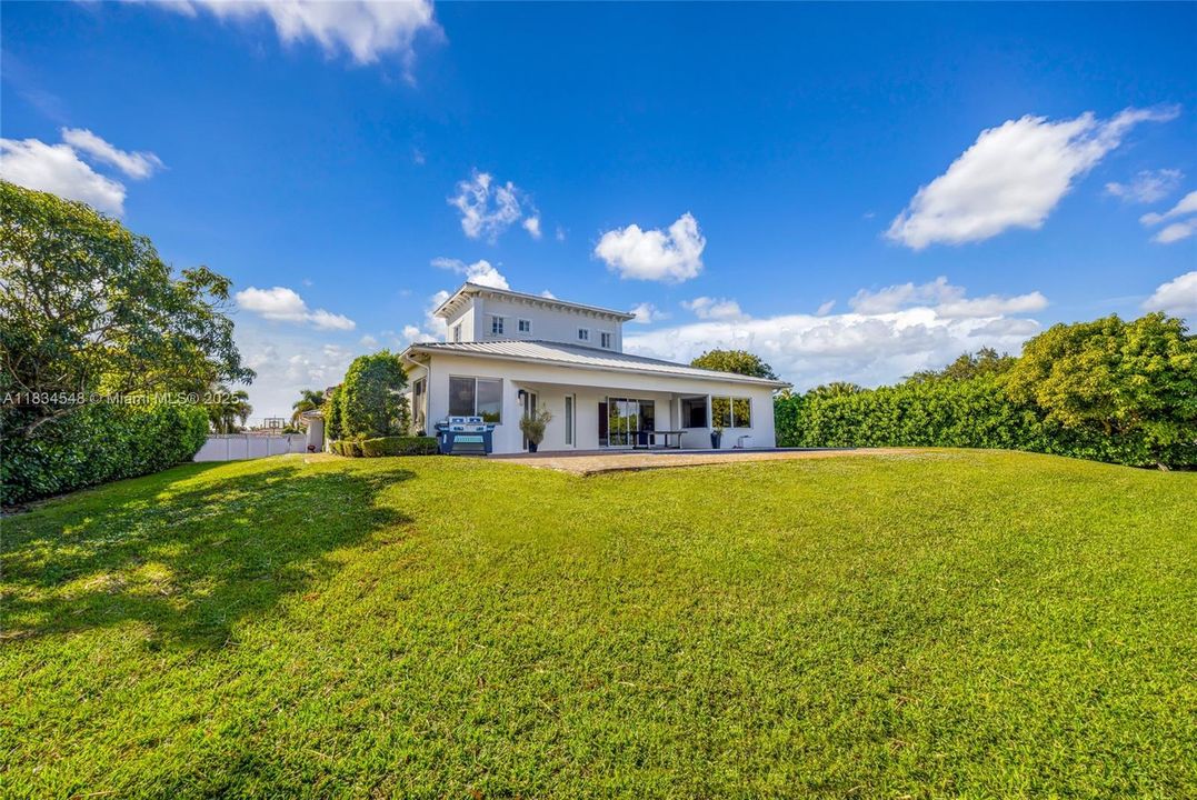 Active With Contract: $2,300,000 (8 beds, 8 baths, 5732 Square Feet)