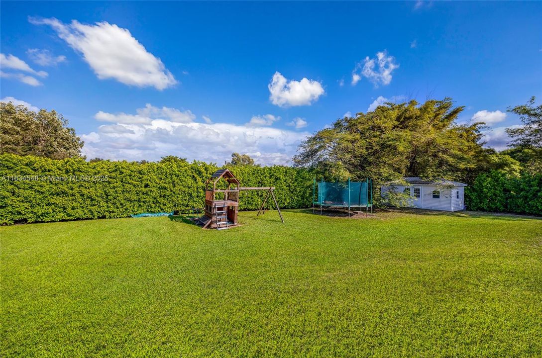 Active With Contract: $2,300,000 (8 beds, 8 baths, 5732 Square Feet)