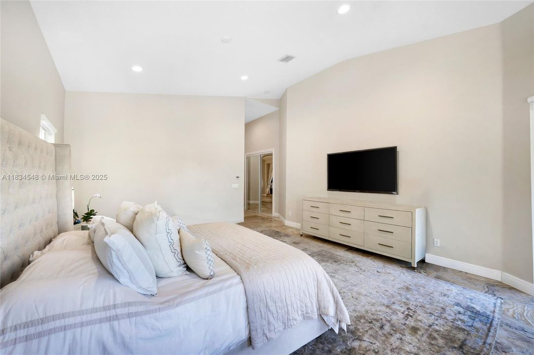 Active With Contract: $2,300,000 (8 beds, 8 baths, 5732 Square Feet)