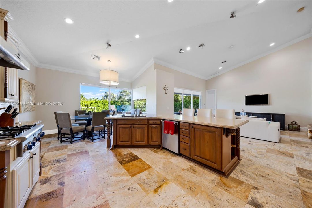 Active With Contract: $2,300,000 (8 beds, 8 baths, 5732 Square Feet)