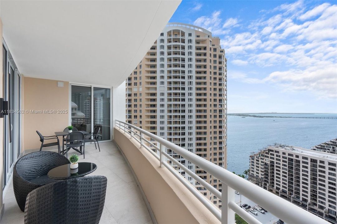 Recently Sold: $1,750,000 (2 beds, 2 baths, 1694 Square Feet)