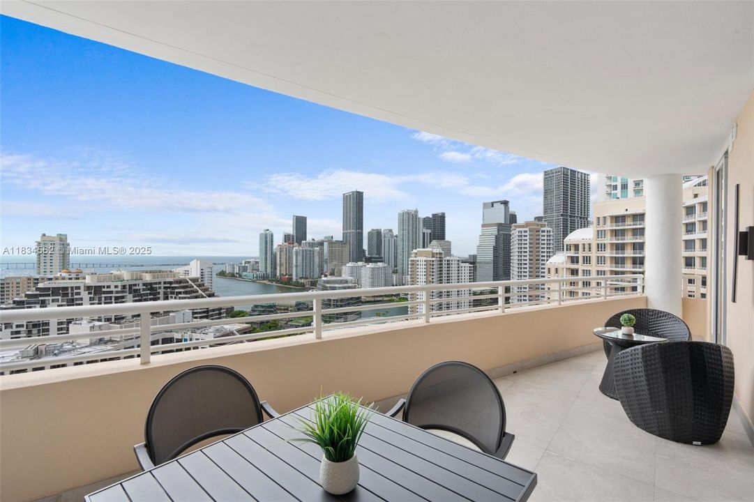 Recently Sold: $1,750,000 (2 beds, 2 baths, 1694 Square Feet)