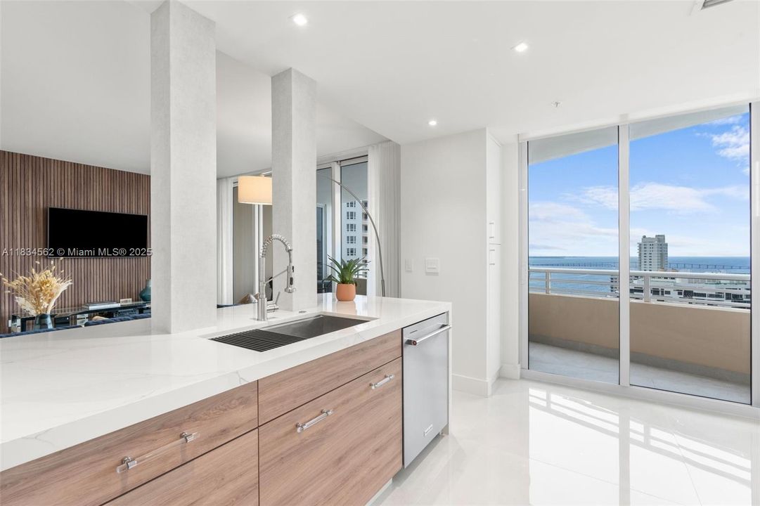 Recently Sold: $1,750,000 (2 beds, 2 baths, 1694 Square Feet)