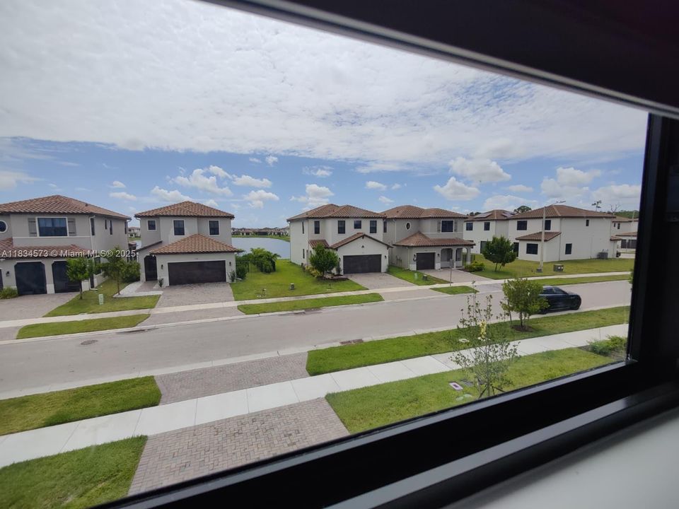 For Rent: $2,700 (4 beds, 2 baths, 2032 Square Feet)