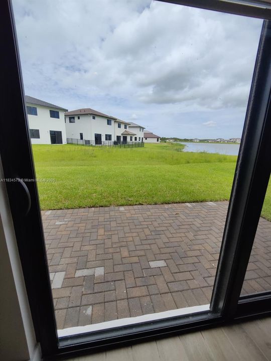 For Rent: $2,700 (4 beds, 2 baths, 2032 Square Feet)