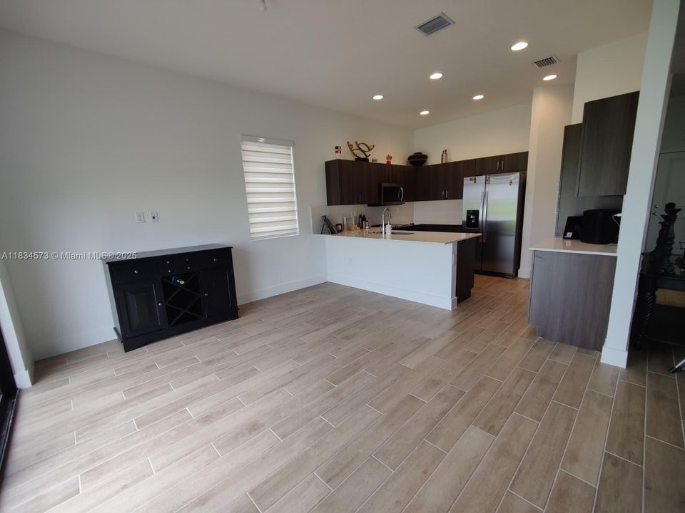For Rent: $2,700 (4 beds, 2 baths, 2032 Square Feet)