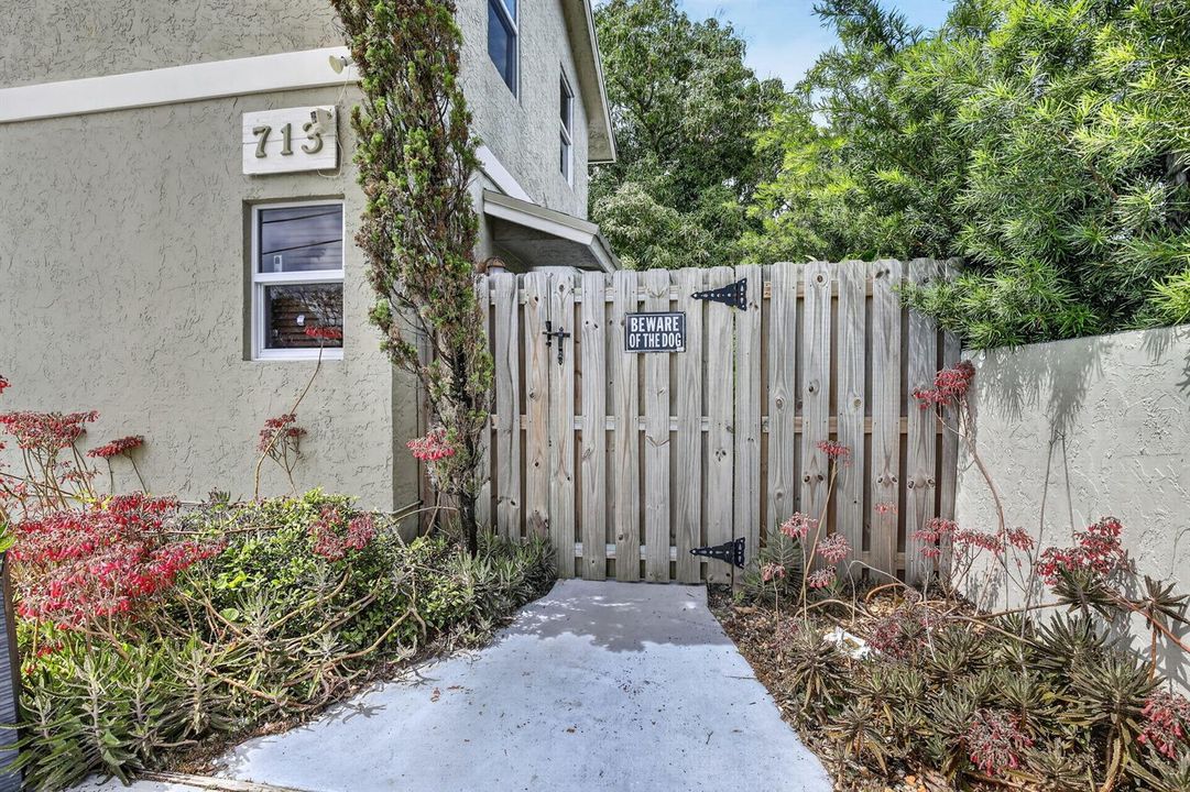 711 NE 14th St, Studio