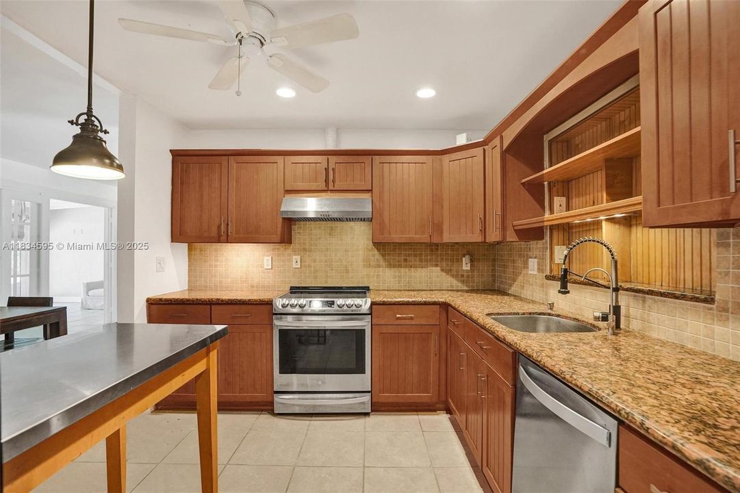 En Venta: $1,040,000 (4 camas, 4 baños, 2003 Pies cuadrados)