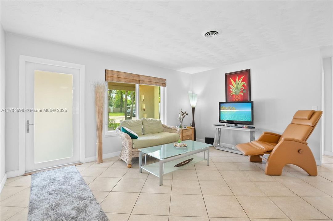 Vendido Recientemente: $569,000 (3 camas, 2 baños, 1341 Pies cuadrados)