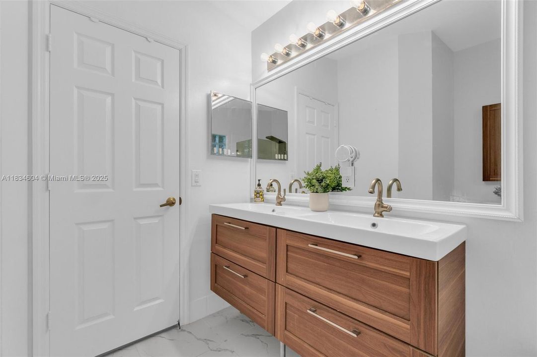 合同活跃: $699,000 (3 贝兹, 2 浴室, 1615 平方英尺)