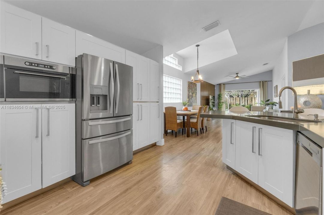 合同活跃: $699,000 (3 贝兹, 2 浴室, 1615 平方英尺)