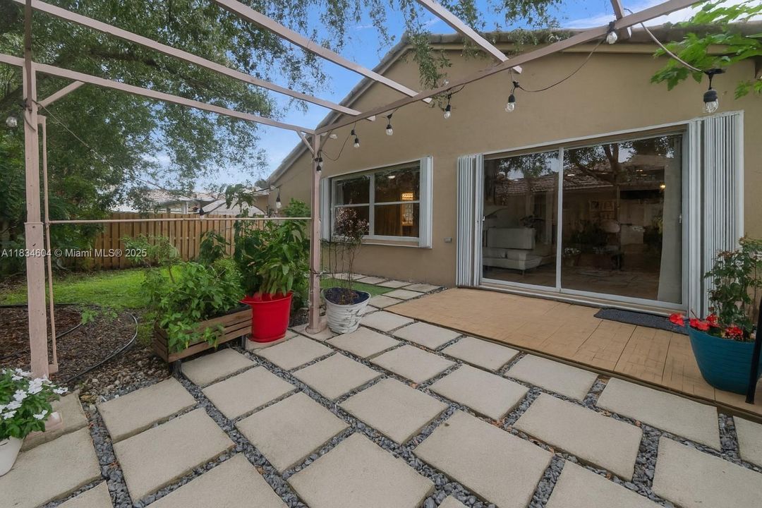 合同活跃: $699,000 (3 贝兹, 2 浴室, 1615 平方英尺)