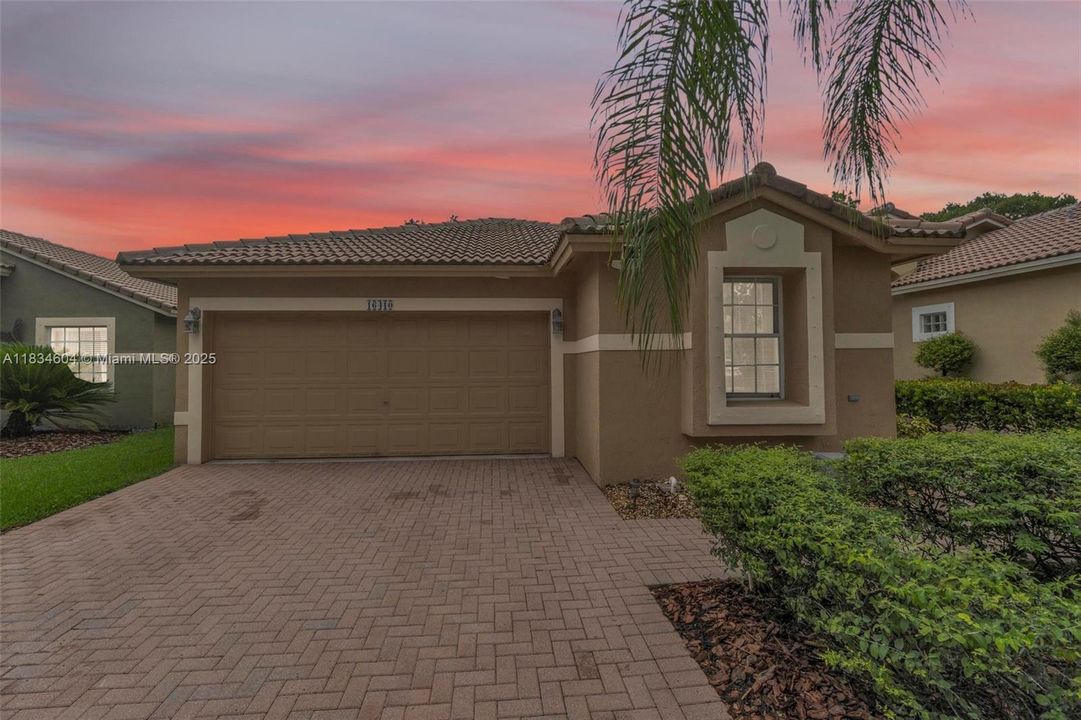 合同活跃: $699,000 (3 贝兹, 2 浴室, 1615 平方英尺)