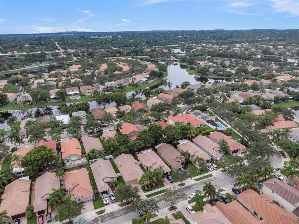 合同活跃: $699,000 (3 贝兹, 2 浴室, 1615 平方英尺)