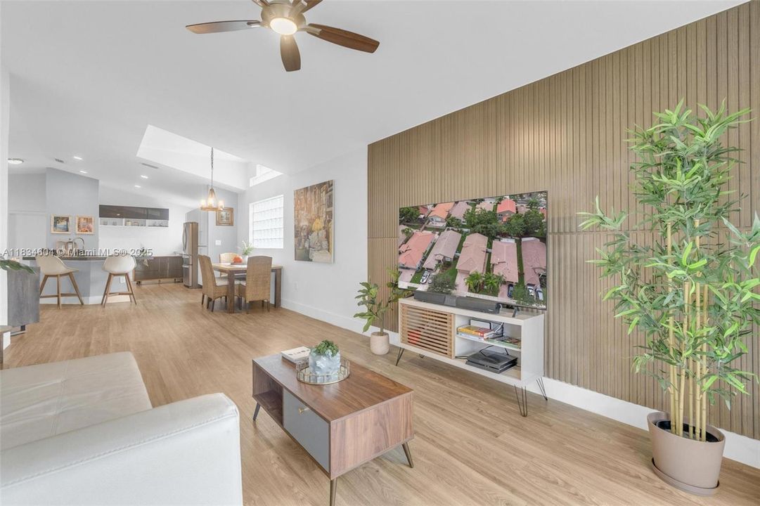 合同活跃: $699,000 (3 贝兹, 2 浴室, 1615 平方英尺)