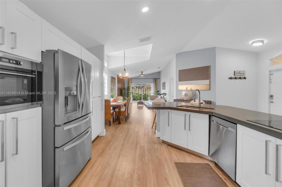 合同活跃: $699,000 (3 贝兹, 2 浴室, 1615 平方英尺)