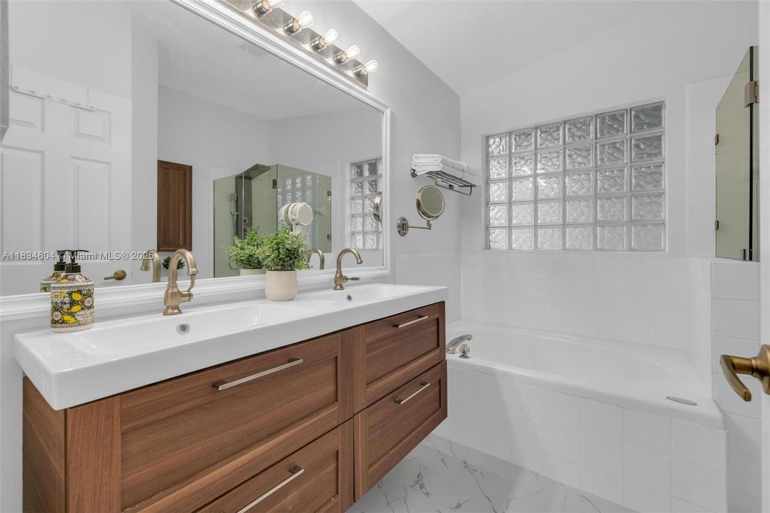 合同活跃: $699,000 (3 贝兹, 2 浴室, 1615 平方英尺)