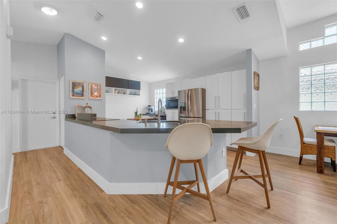 合同活跃: $699,000 (3 贝兹, 2 浴室, 1615 平方英尺)