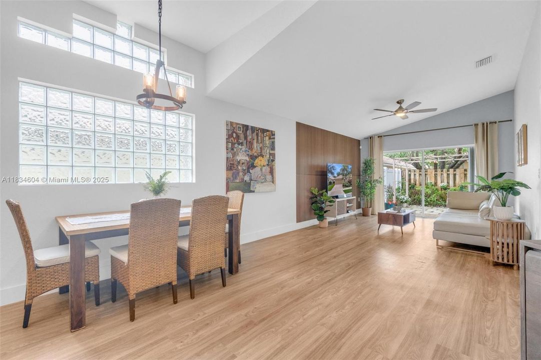 合同活跃: $699,000 (3 贝兹, 2 浴室, 1615 平方英尺)