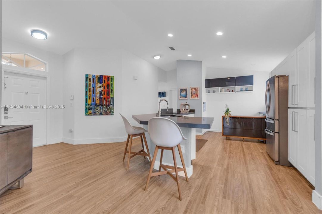 合同活跃: $699,000 (3 贝兹, 2 浴室, 1615 平方英尺)