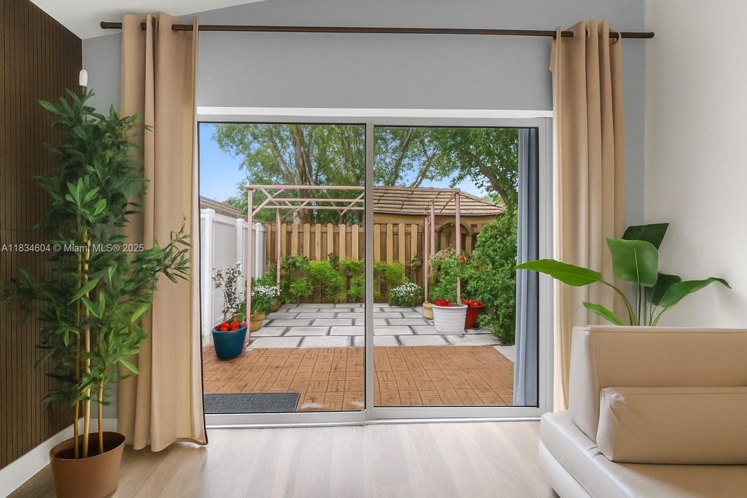 合同活跃: $699,000 (3 贝兹, 2 浴室, 1615 平方英尺)