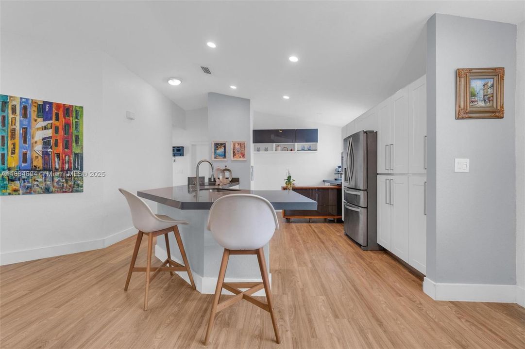 合同活跃: $699,000 (3 贝兹, 2 浴室, 1615 平方英尺)