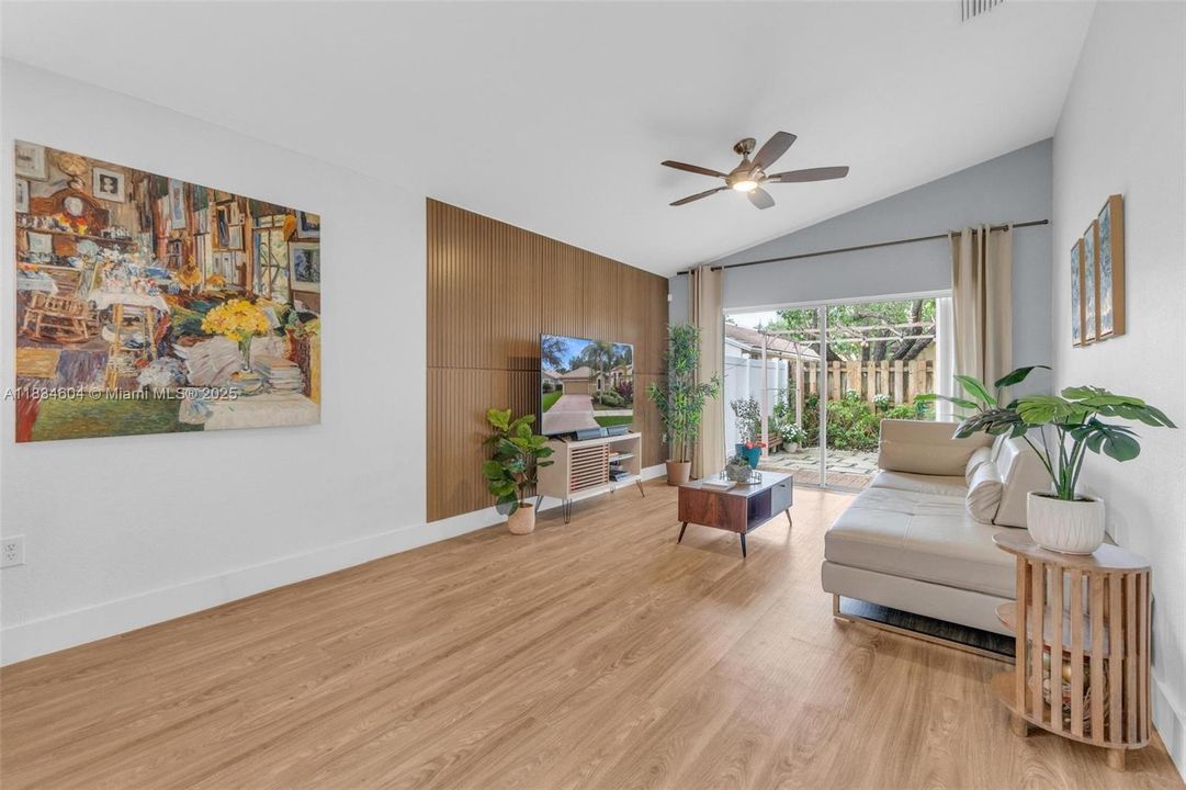 合同活跃: $699,000 (3 贝兹, 2 浴室, 1615 平方英尺)