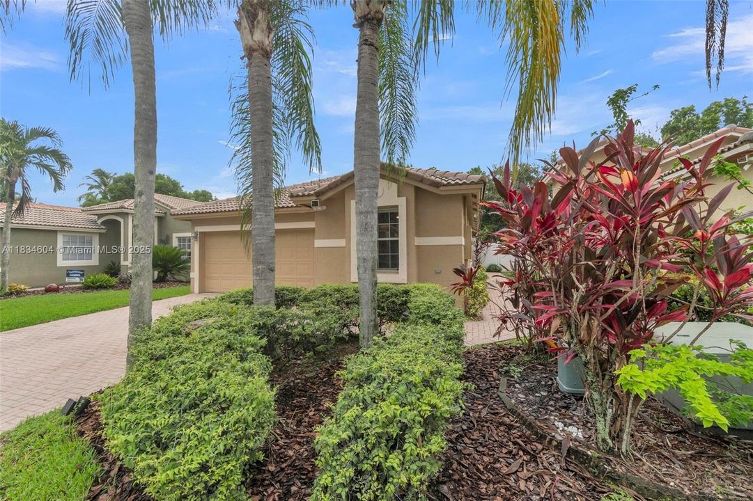 合同活跃: $699,000 (3 贝兹, 2 浴室, 1615 平方英尺)