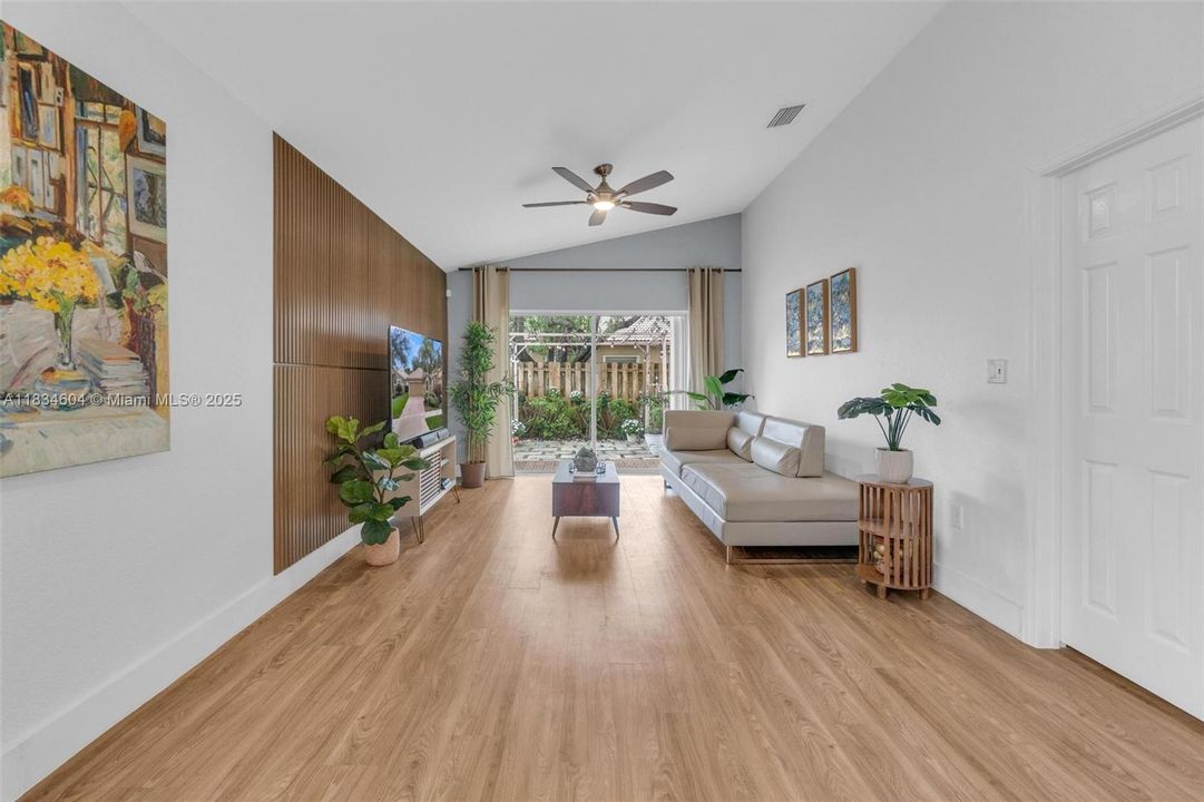 合同活跃: $699,000 (3 贝兹, 2 浴室, 1615 平方英尺)