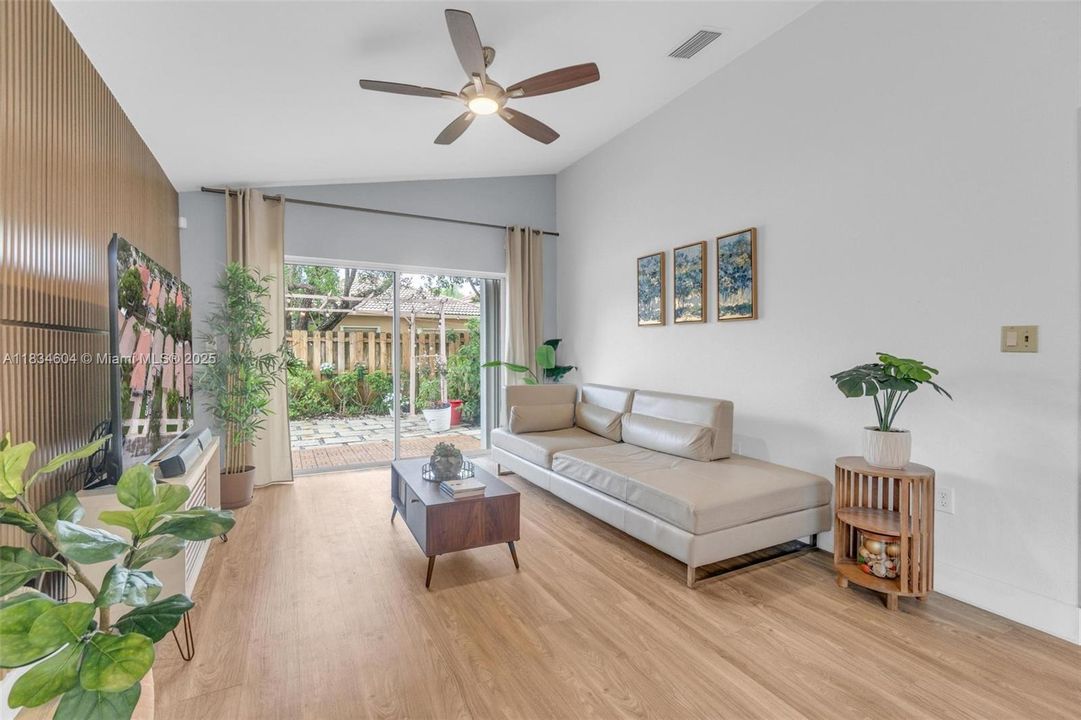 合同活跃: $699,000 (3 贝兹, 2 浴室, 1615 平方英尺)