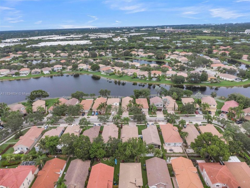 合同活跃: $699,000 (3 贝兹, 2 浴室, 1615 平方英尺)