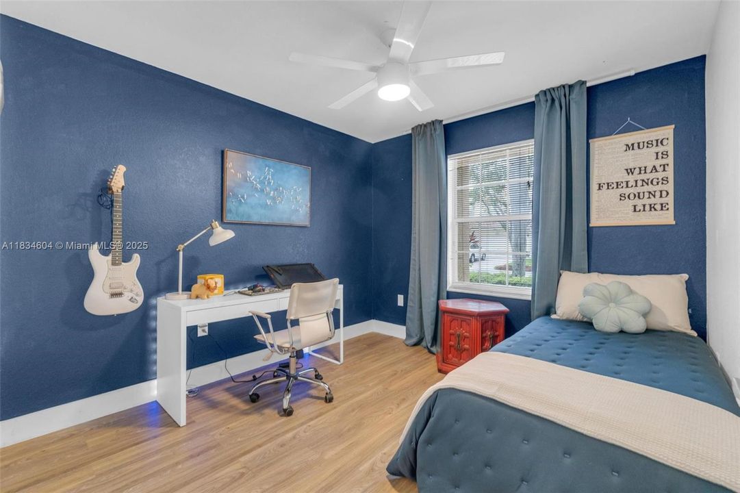 合同活跃: $699,000 (3 贝兹, 2 浴室, 1615 平方英尺)