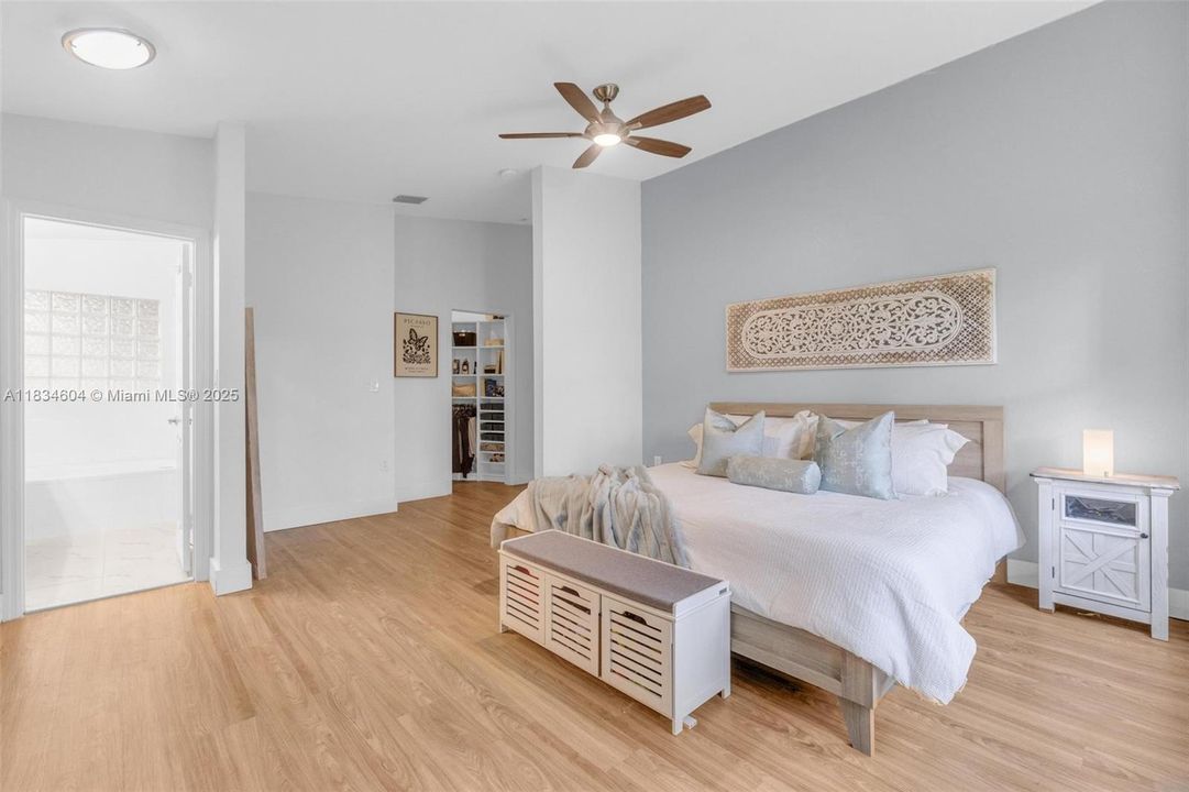 合同活跃: $699,000 (3 贝兹, 2 浴室, 1615 平方英尺)