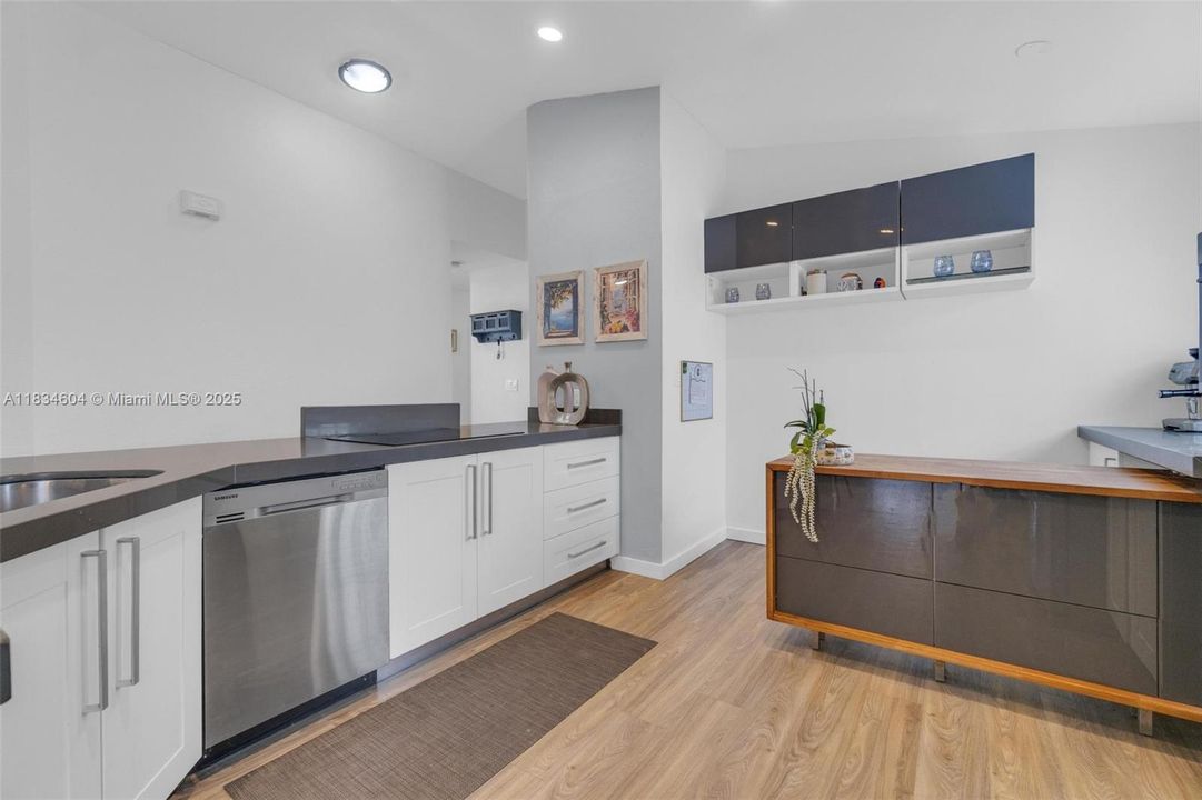 合同活跃: $699,000 (3 贝兹, 2 浴室, 1615 平方英尺)