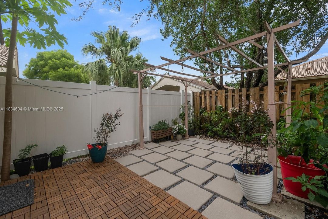 合同活跃: $699,000 (3 贝兹, 2 浴室, 1615 平方英尺)