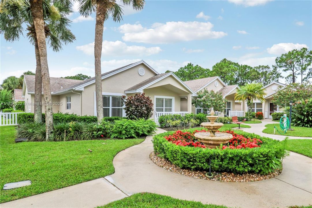 Fountain and parkette