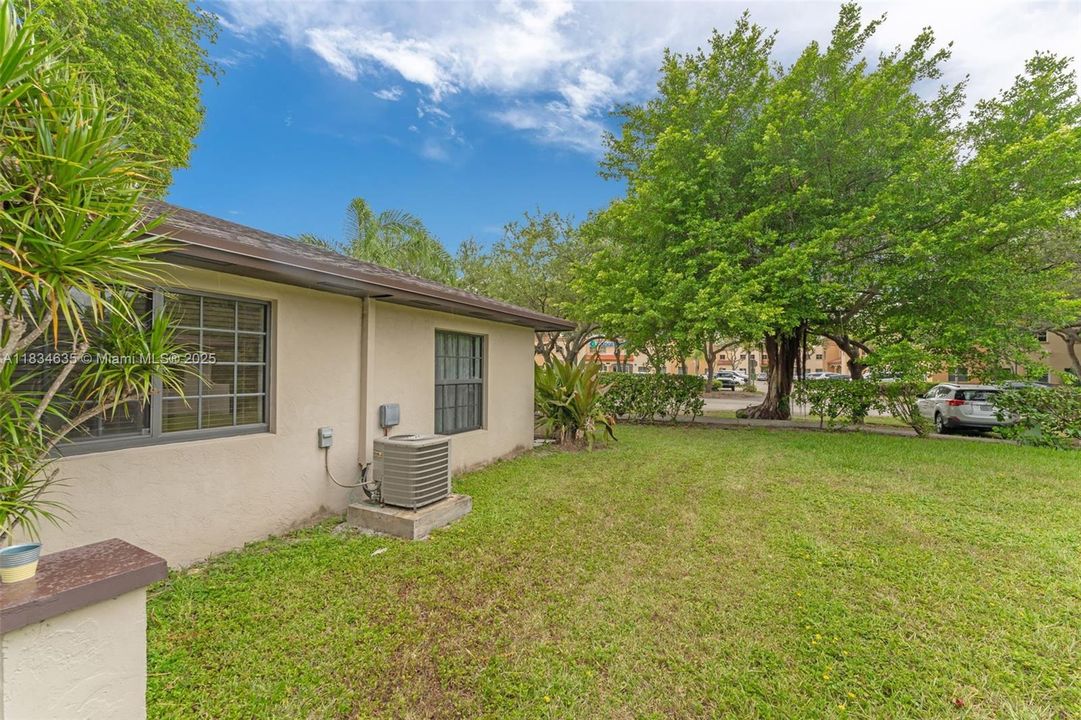 Recently Sold: $330,000 (2 beds, 1 baths, 887 Square Feet)