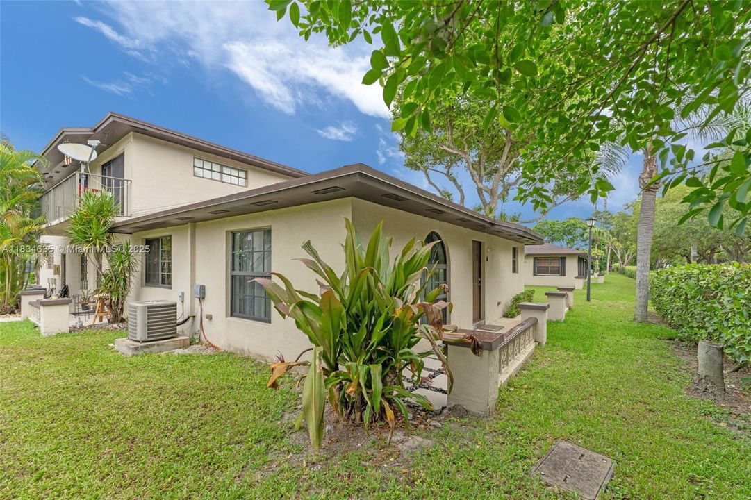 Recently Sold: $330,000 (2 beds, 1 baths, 887 Square Feet)