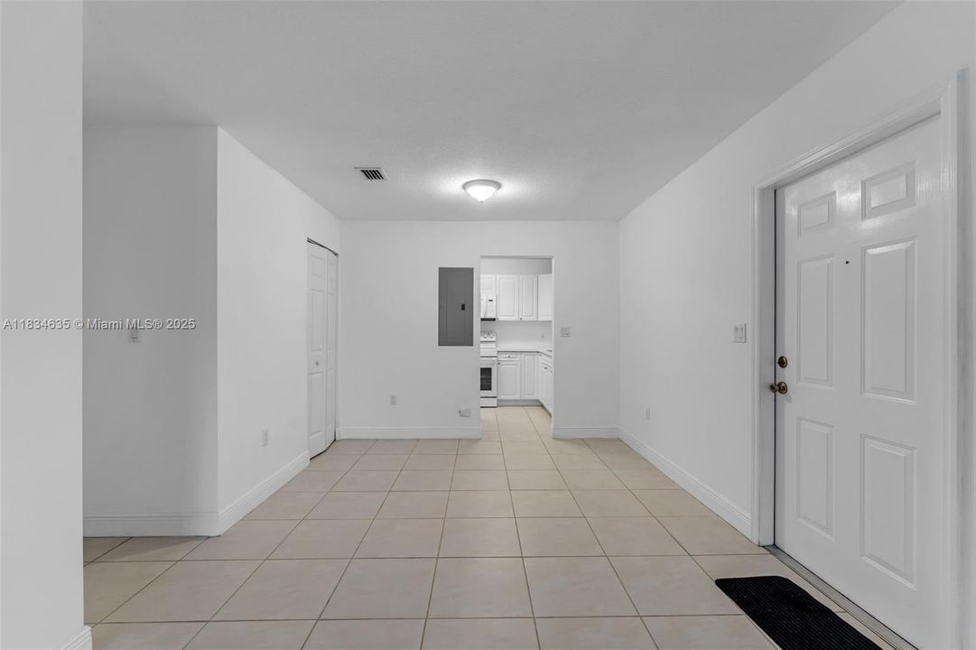 Recently Sold: $330,000 (2 beds, 1 baths, 887 Square Feet)