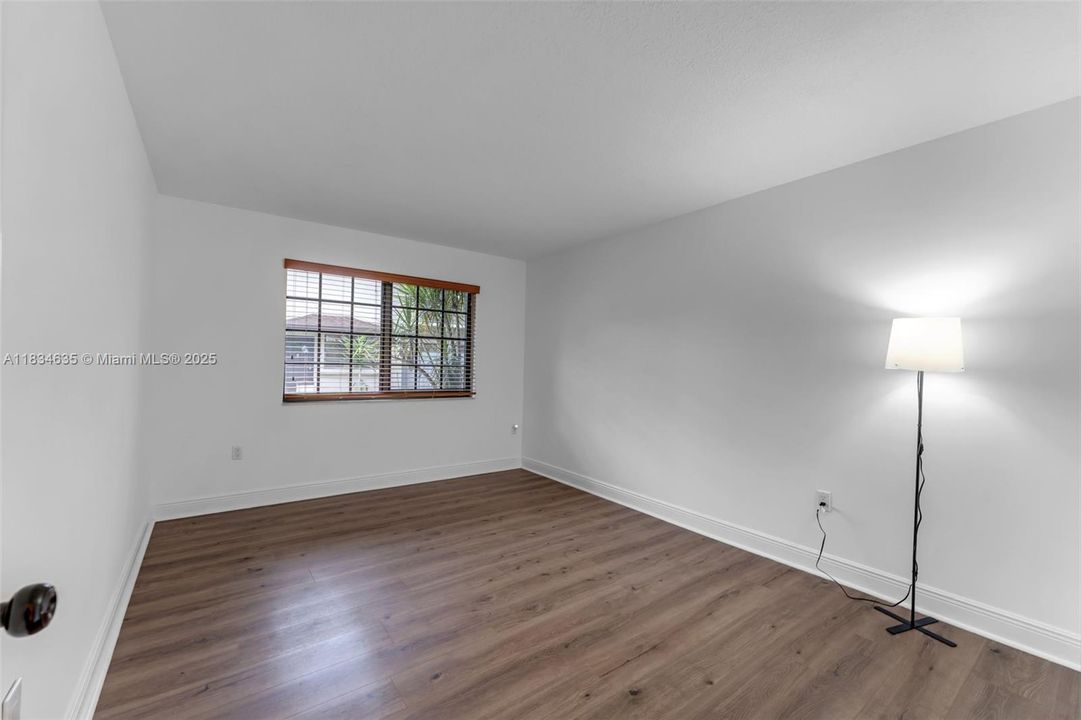 Recently Sold: $330,000 (2 beds, 1 baths, 887 Square Feet)